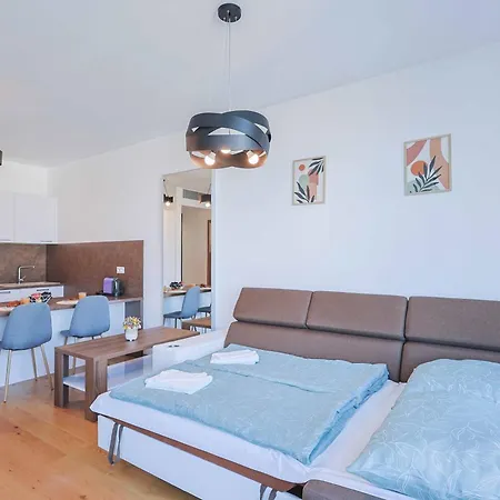 Sky Park Tower 1, Luxury With Free Parking Apartment Bratislava